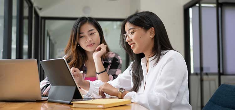 business student works with internship supervisor